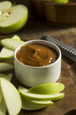 Dilimlenmiş elma ile tatlı ev yapımı Karamel Sos