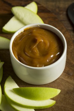 Dilimlenmiş elma ile tatlı ev yapımı Karamel Sos