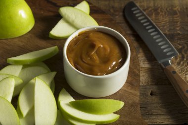 Dilimlenmiş elma ile tatlı ev yapımı Karamel Sos