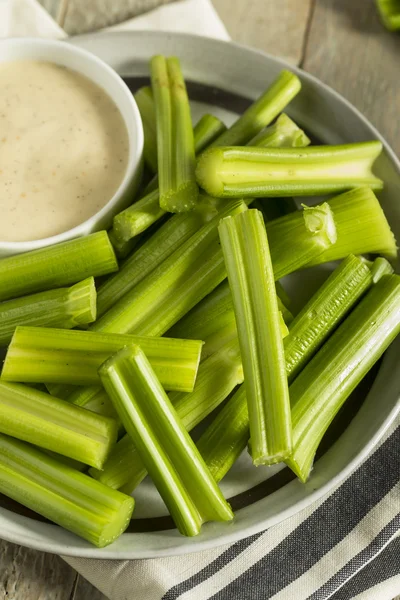 Tallos de apio verdes orgánicos crudos — Foto de Stock