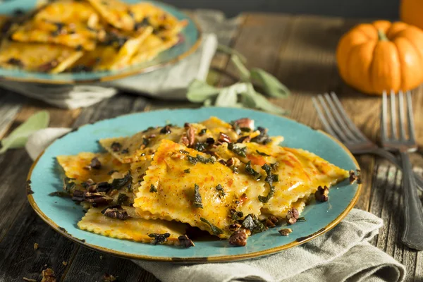 Ravioli di zucca fatti in casa con salsa al burro — Foto Stock