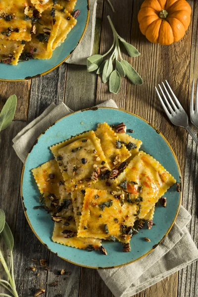 Zelfgemaakte pompoen Ravioli met botersaus — Stockfoto