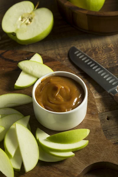 Süßer hausgemachter Karamell-Dip mit geschnittenen Äpfeln — Stockfoto