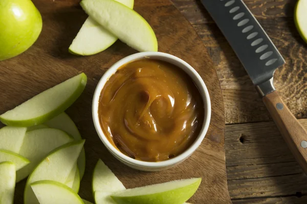 Сладкий домашний карамельный соус с нарезанными яблоками — стоковое фото