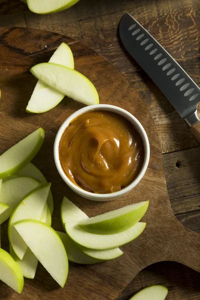 Dulce salsa casera de caramelo con manzanas en rodajas — Foto de Stock