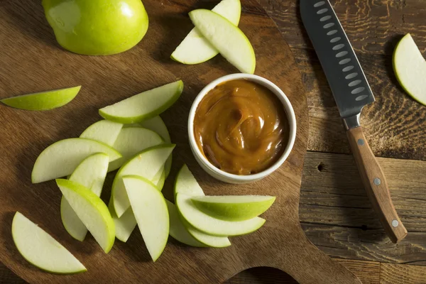 Сладкий домашний карамельный соус с нарезанными яблоками — стоковое фото