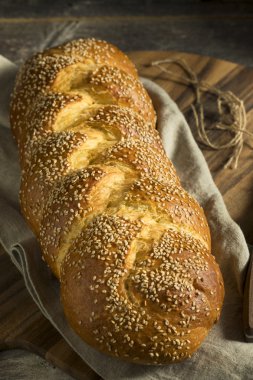 Ev yapımı susam Challah ekmek