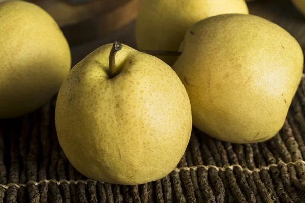 Peras asiáticas orgánicas amarillas crudas — Foto de Stock