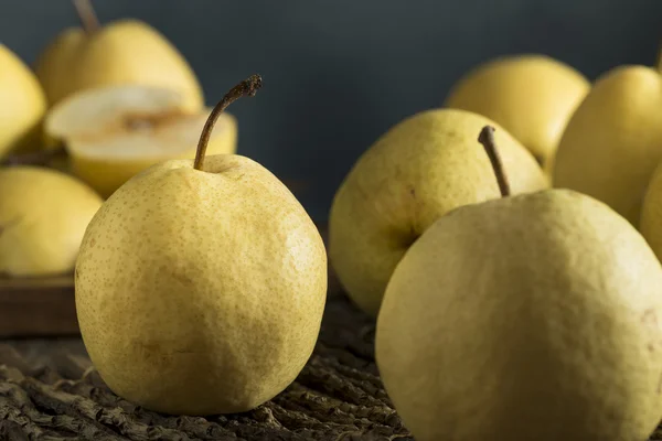 Peras asiáticas orgánicas amarillas crudas — Foto de Stock