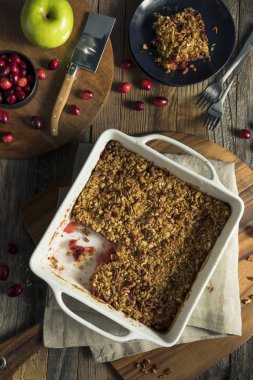 Ev yapımı kızılcık elmalı tart kek