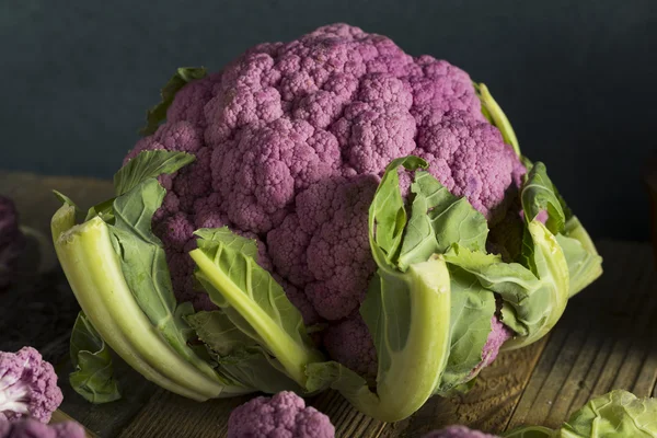 Сирі органічних Purple цвітна капуста — стокове фото