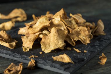 Organik pişmiş kereviz kök yongaları