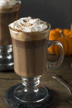 Ev yapımı kabak Spice sıcak çikolata