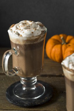 Ev yapımı kabak Spice sıcak çikolata