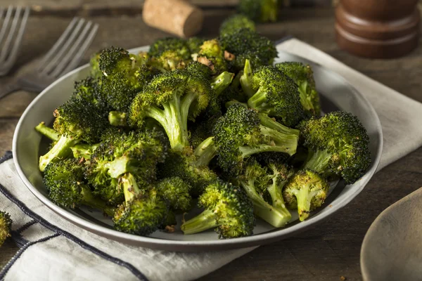 Ekologiska gröna rostad Broccoli småblommorna — Stockfoto