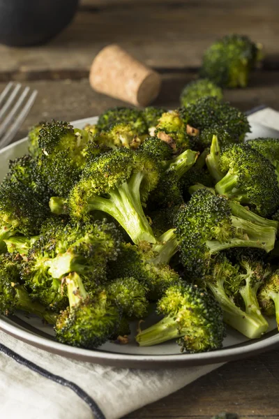 Bio grüne geröstete Brokkoli-Röschen — Stockfoto