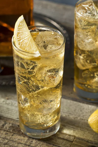 Ουίσκι διαλελυμένο ουίσκι με Ginger Ale — Φωτογραφία Αρχείου