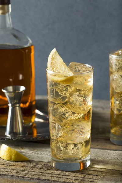 Whiskey Highball mit Ginger Ale — Stockfoto