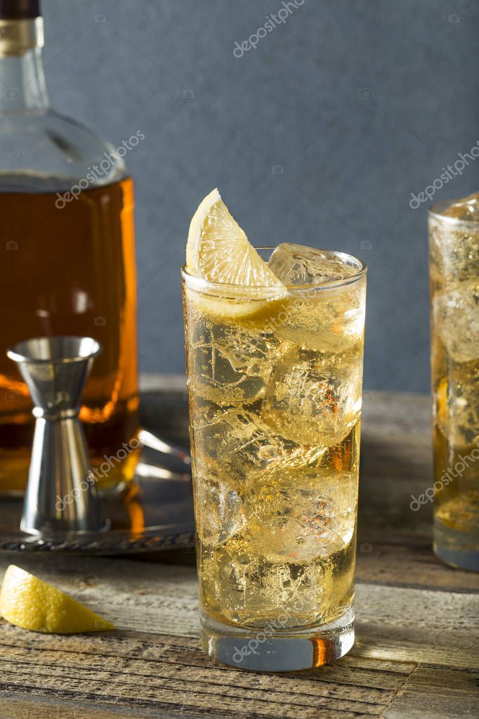 Whiskey Highball with Ginger Ale — Stock Photo © bhofack2 129619690