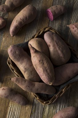 Ham organik mor tatlı patates