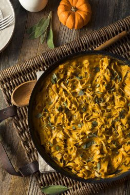 Ev yapımı sonbahar makarna kabak soslu