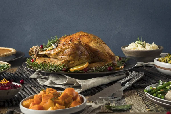 Zelfgemaakte Thanksgiving kalkoen diner — Stockfoto