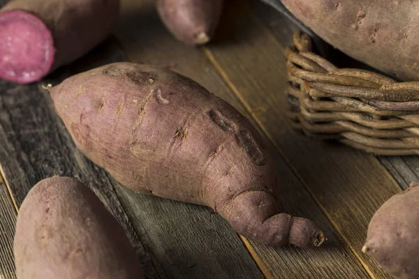 Patatas dulces purpúreas orgánicas crudas — Foto de Stock