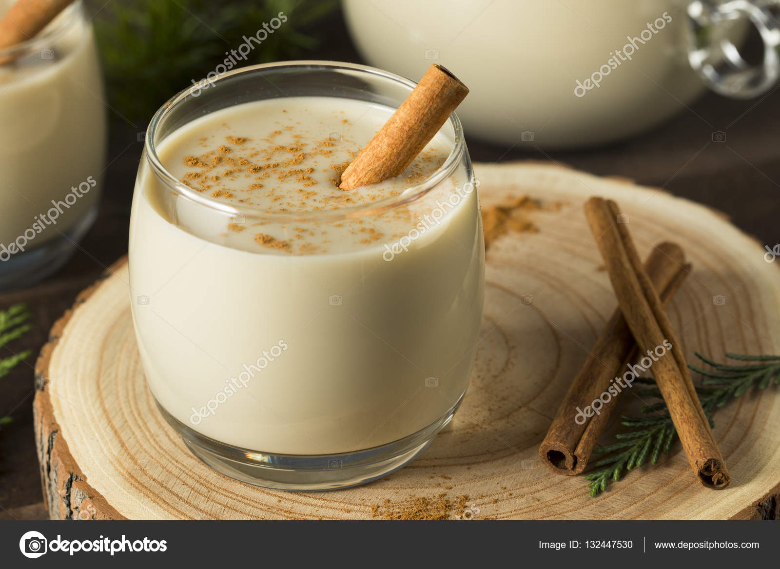 Hemmagjord jul äggtoddy med kanel — Stockfotografi © bhofack2 132447530