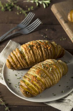 Ev yapımı peynir Hasselback patates