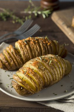 Ev yapımı peynir Hasselback patates