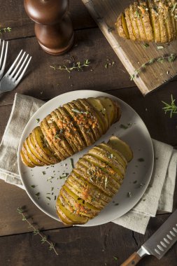 Ev yapımı peynir Hasselback patates