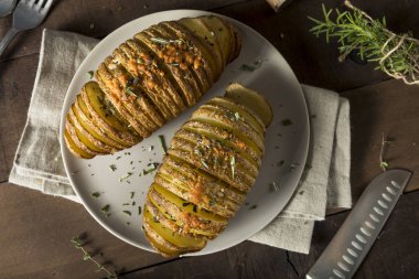 Ev yapımı peynir Hasselback patates