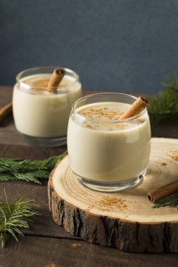 Ev yapımı Noel yumurta likörü tarçın