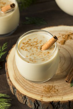 Ev yapımı Noel yumurta likörü tarçın