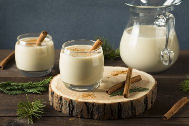 Ev yapımı Noel yumurta likörü tarçın