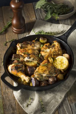 Bir tavada ev yapımı fırında tavuk