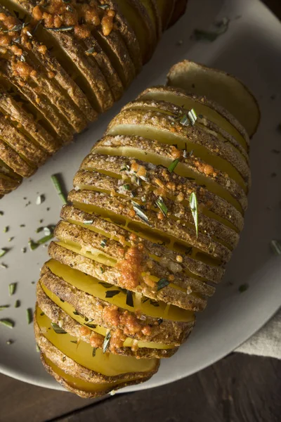 Домашний картофель сырный Hasselback — стоковое фото