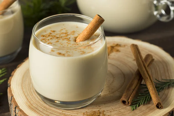 Házi készítésű karácsonyi Eggnog fahéjas — Stock Fotó