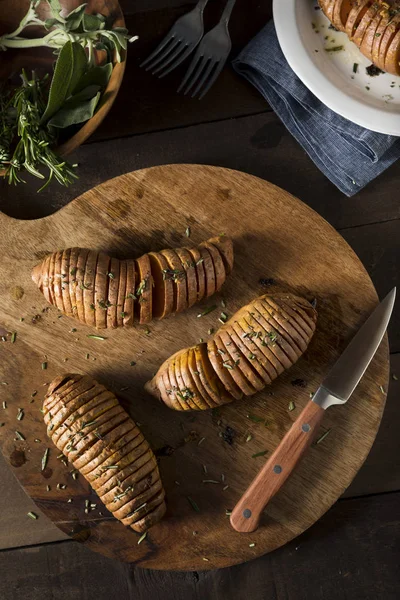 Домашний органический картофель хасселбэк — стоковое фото