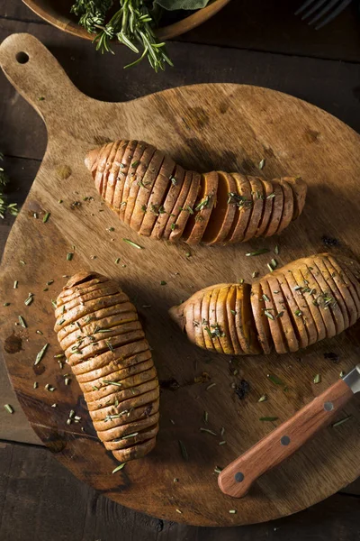 Ev yapımı organik Hasselback tatlı patates