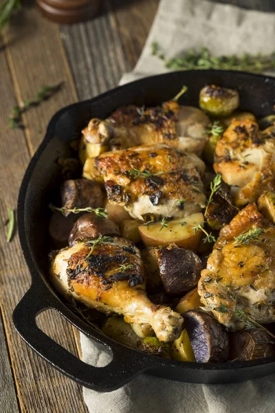 Homemade Baked Chicken in a Skillet — Stock Photo, Image