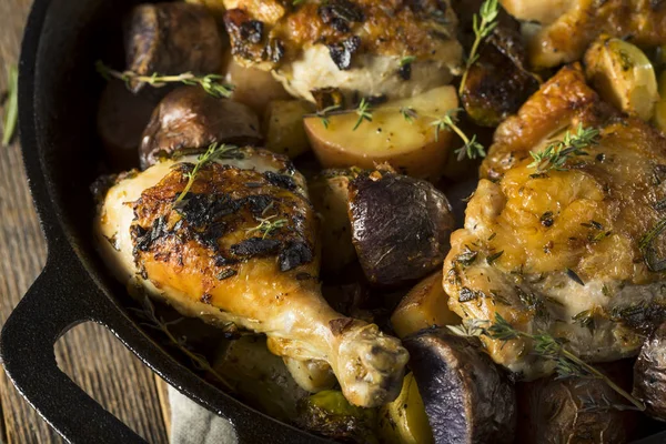Homemade Baked Chicken in a Skillet — Stock Photo, Image
