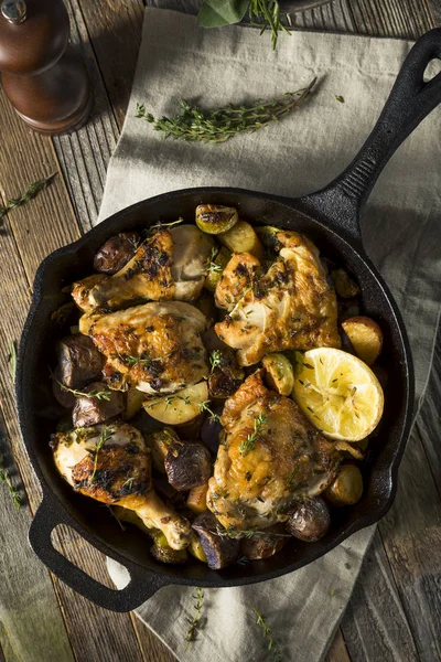 Frango assado caseiro em uma frigideira — Fotografia de Stock