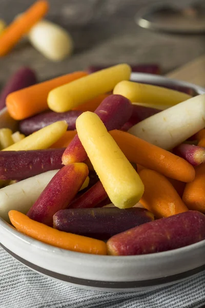 Arco iris orgánico cruda bebé zanahorias —  Fotos de Stock