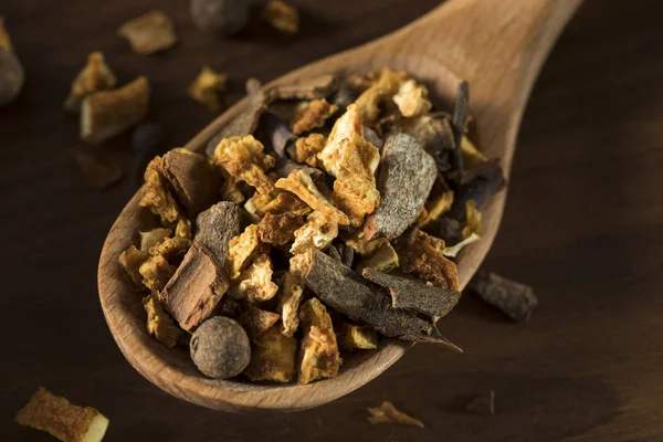 Råa ekologiska torr funderar kryddor — Stockfoto
