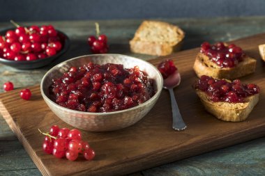 Ev yapımı organik kırmızı kuş üzümü reçeli