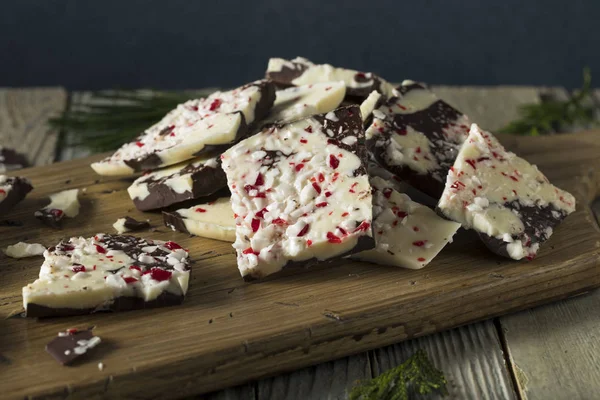 Homemade Sweet Peppermint Bark — Stock Photo, Image