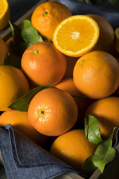 Rauwe biologische oranje sinaasappels — Stockfoto
