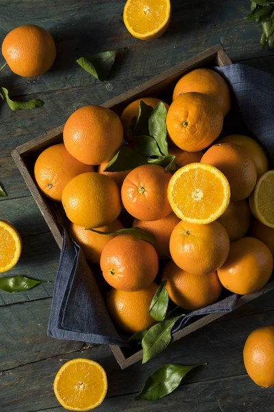 Råa ekologiska Orange apelsiner — Stockfoto