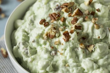 Ev yapımı yeşil fıstık kabartmak tatlı